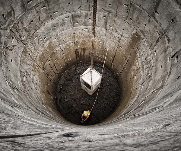 Operative working in a deep shaft of a drainage system